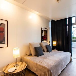 Studio Lit King-Size