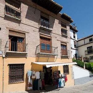 Spacious, sunny&quiet Albayzin apartment