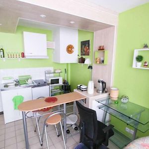 Métro Pigalle,Garçonnière 25 m2, 3 per, cabarets théâtres,restaurants,tout confort