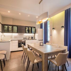 Cozy 3-Bedroom With Stylish Comfort And Chic Decor