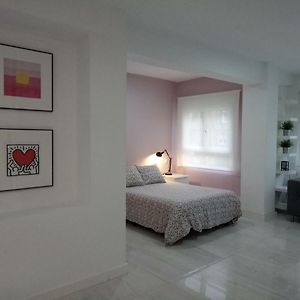 Studio Lit King-Size