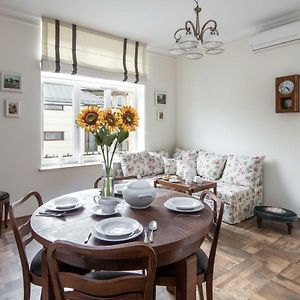 Cheerful Air Conditioned Apartment With Mezzanine And Parking - Old Town