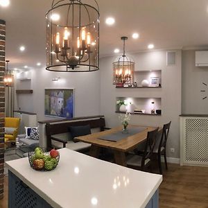 A Luxury Apartment With Patio And Bbq