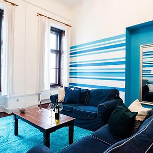 Indigo Apartment With Free Parking