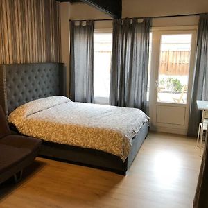 Studio Lit King-Size