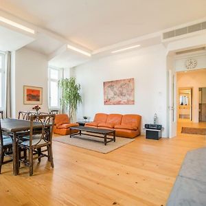 Spacious & Bright Apartment in Cais Sodre