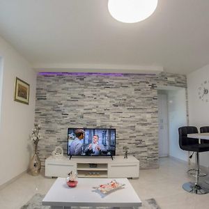 S&V Deluxe Apartments