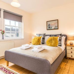 Sunny & Spacious Royal Mile Apt Dating From 1677