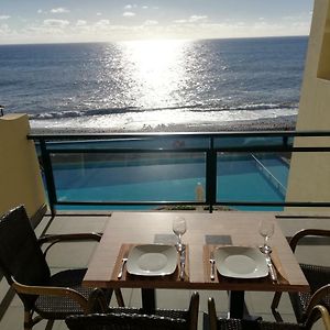 By The Beach & Pool Apartment