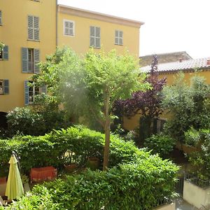 Vieux Nice, grand 2 pièces sur jardins, parking, calme