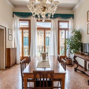 Appartement à 4 Chambres à Coucher