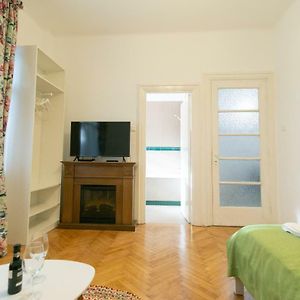 Bright Studio In The Heart Of The City With Netflix