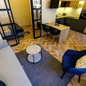 E13 - Elegant Apartment