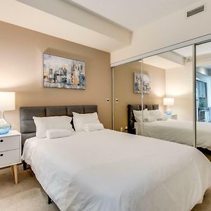 Stunning Condo Suite By Waterfront