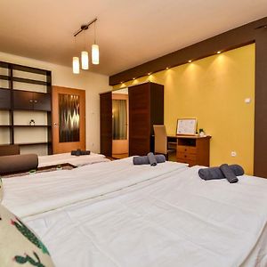 Cappuccino Apartment With Balcony And Free Parking