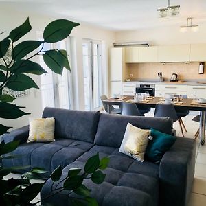 Art Deco 100M2 Flat 2 Min Walking From Train Station In City Center, Free Parking And Terrace - 2B