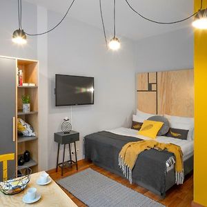 Studio Lit Queen-Size