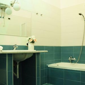 Standard External Bathroom King Room