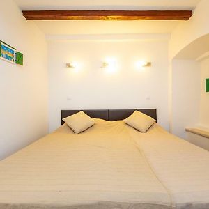 City Wall'S Studio Apartment