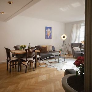 Appartement Supérieur à 3 Chambres à Coucher au Deuxième Étage