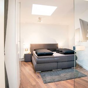 White Lofty Und White Studio