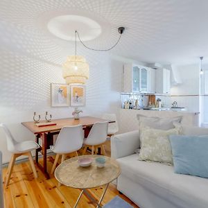 Bright & Spacious Alfama Apartment, By Timecooler