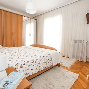Spacious Apartment Near The Old Town