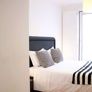 Joivy Modern 1-Bed Apt With Terrace, Moments From Sao Bento Palace