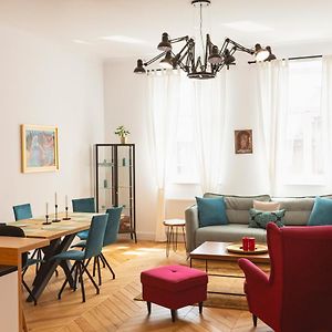 Tcf Home - Big Apartment With Free Garage