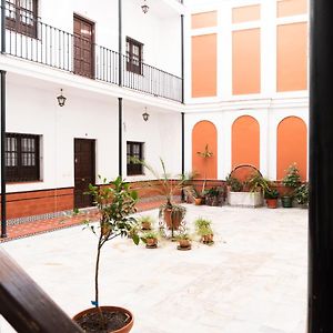 Muy Céntrico Apto. En típico Patio Sevillano