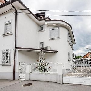 Kavon Apartments