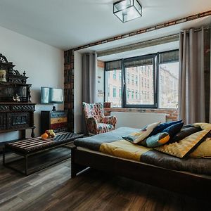 Singer Retro Studio In Kazimierz