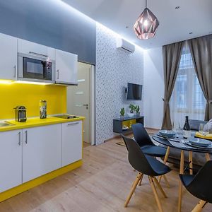 Amber / Navy Design Apartments With A/C