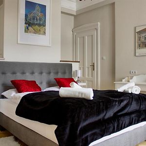 Deluxe In The Heart Of The City