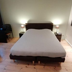 Studio Lit Queen-Size