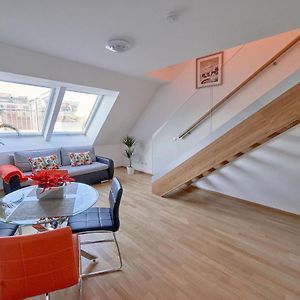 Studio Lit King-Size