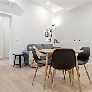 Piazza Maggiore White Apartment
