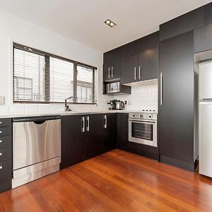 Qv Modern 3 Level Sunny Townhouse