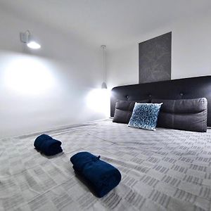 Cute Gallery Apartment Close To The Basilica, Queen