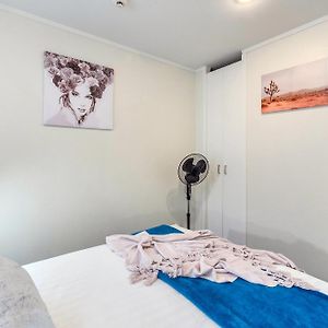 Cityscape Charm Apt W Parking, Views, Pool & Gym