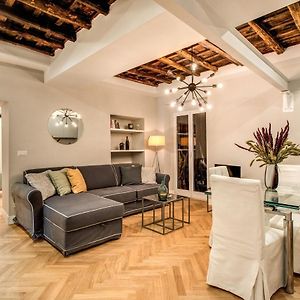 Trevi Fountain Superior 3 Bdr Apartment