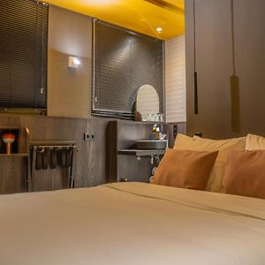 Chambre Lit King-Size au Sous-Sol