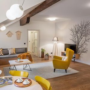 Appartement Mansardé à 2 Chambres à Coucher