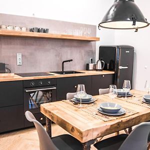 Iranyi Home - Flat In The Heart Of Downtown