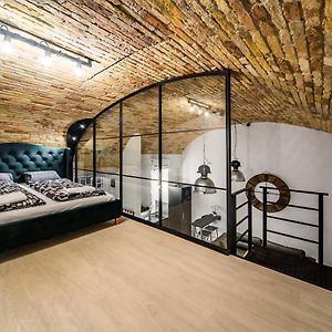 Spacious Loft In The Heart Of Downtown