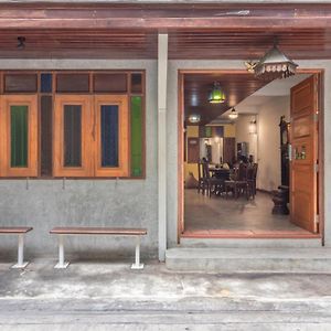 Banthat Thong Hostel