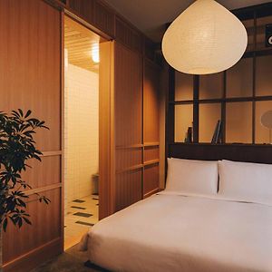 Studio Lit King-Size