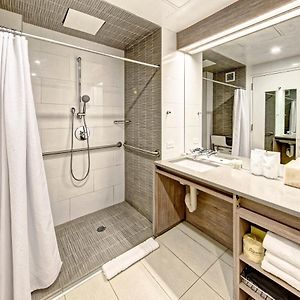 Chambre Lit Queen-Size avec Accès aux Personnes Handicapées