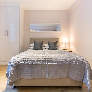 Studio Lit King-Size