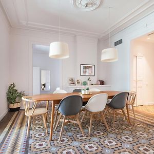 6 Dormitorios En Apartamento Modernista En El Corazon De Barcelona
